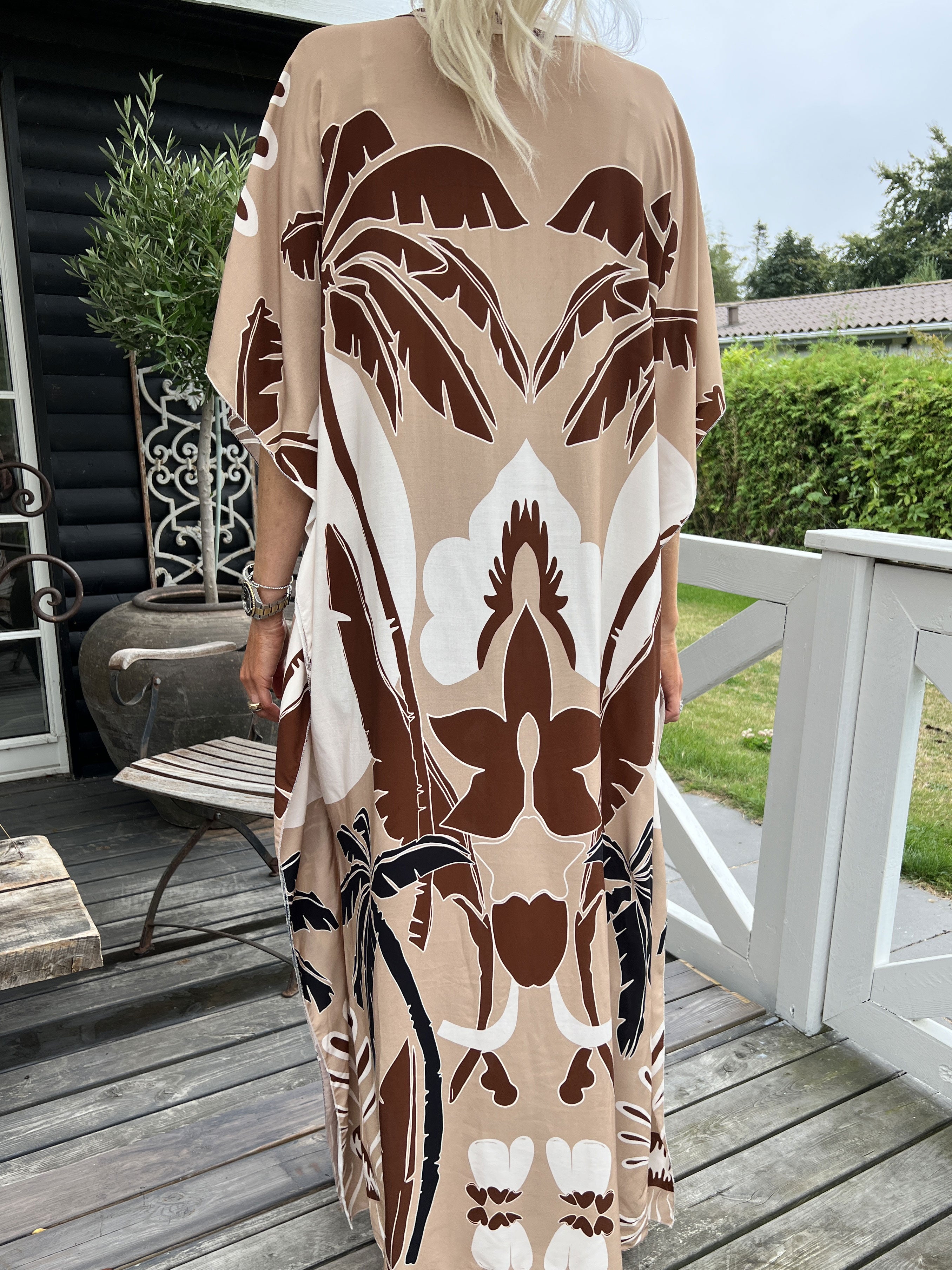 Ilya - Lang løs kjole med stort bladmønster